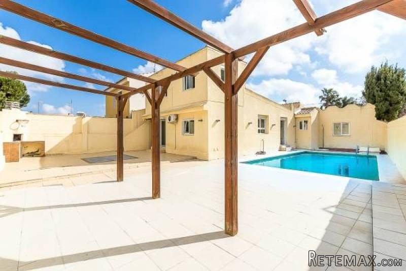 4 Bedroom 2 Bathroom Villa In..