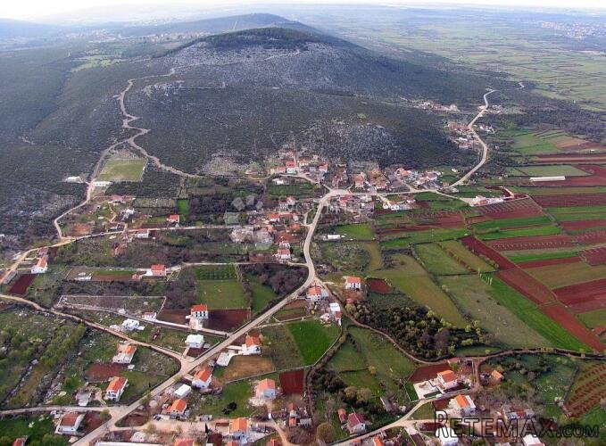 Građevinsko zemljište uz pristupnu cestu, 3.5 km od mora