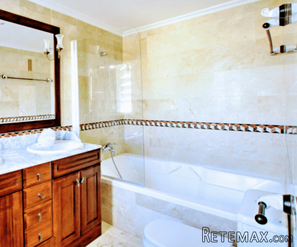 Spacious 4 bedroom penthouse apartment for long term rent.. - 2
