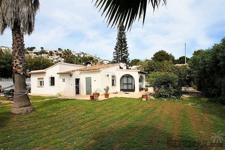 Detached villa on a totally flat plot of 870m2..