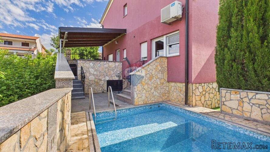 Istra- Barbariga - kuća s dva stana, bazenom i pogledom na m