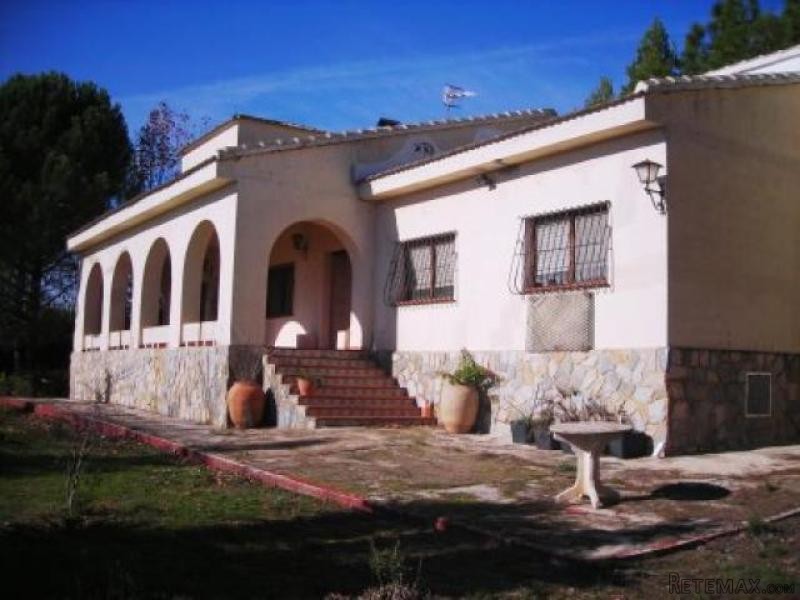 Large Detached 6 Bedroom Country Home..