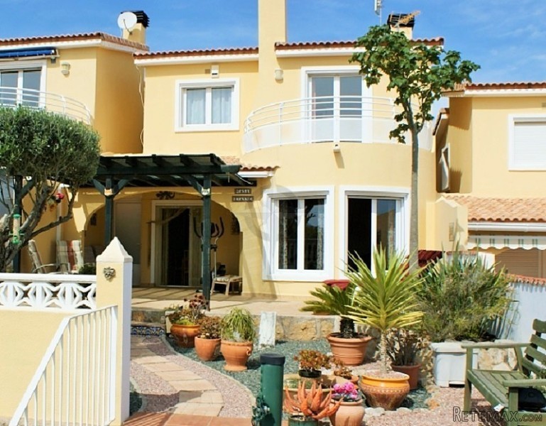 3 Bedroom 2 Bathroom Villa With Sea..
