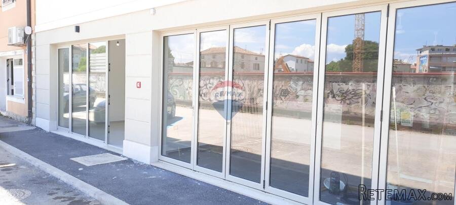 Istra, Umag - centar, ulični poslovni prostor, zakup 1.800 €