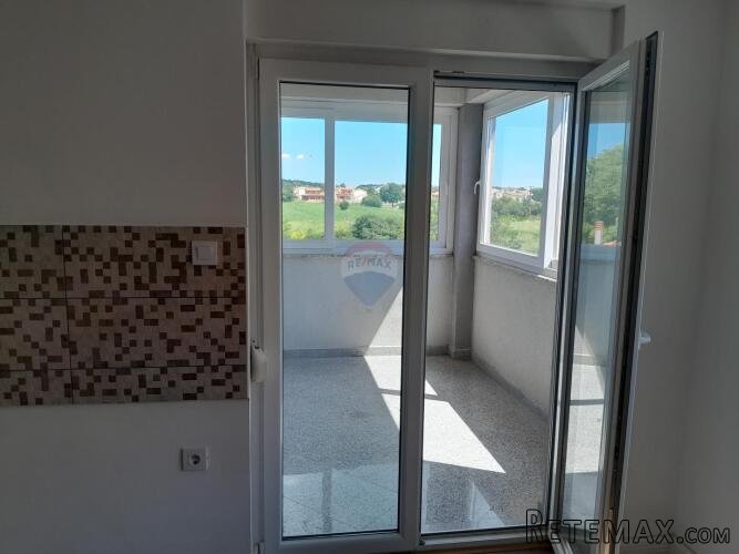 Istra,Valbandon,dvosoban stan sa zatvorenom verandom