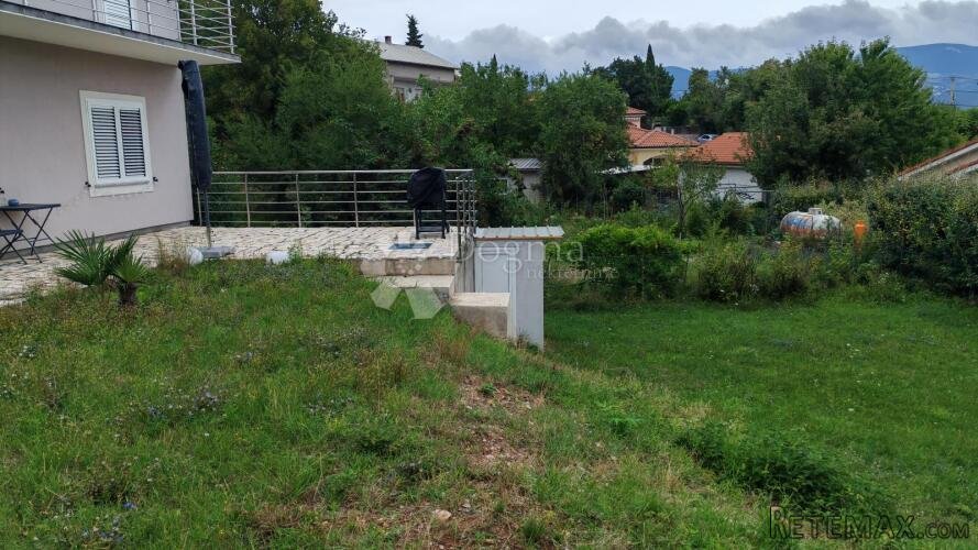 KUĆA SA TRI ZASEBNA STANA - 2
