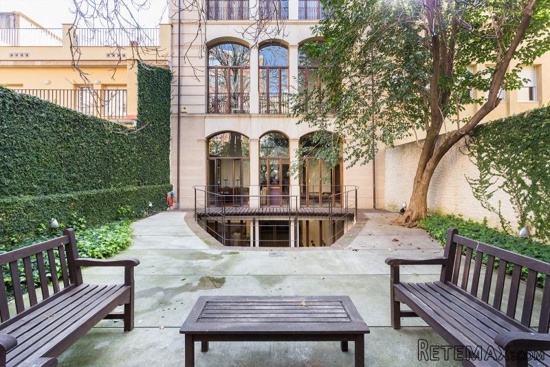 Stunning semi-detached house in..