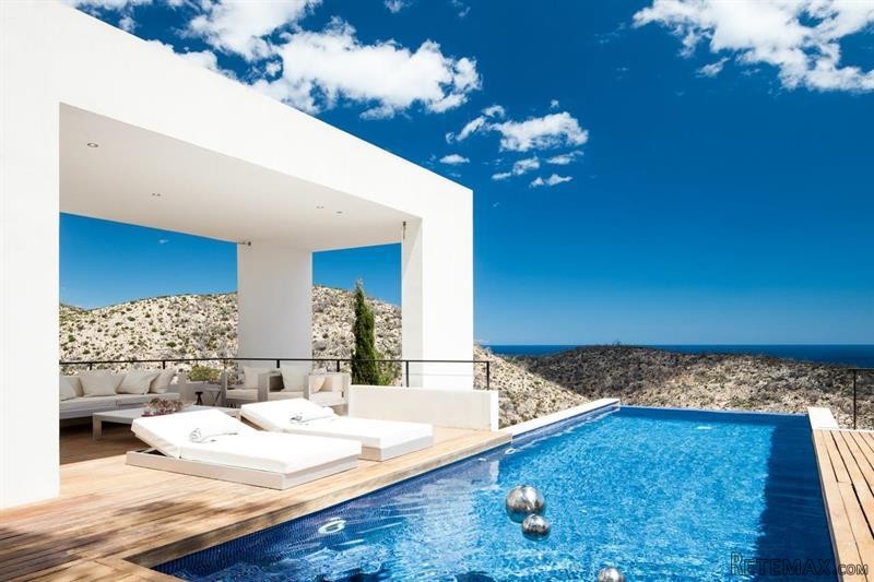 5 bedroom Villa For Sale: Roca Llisa..