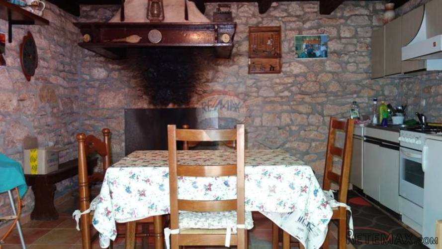 BARBAN okolica, kamena kuća u nizu