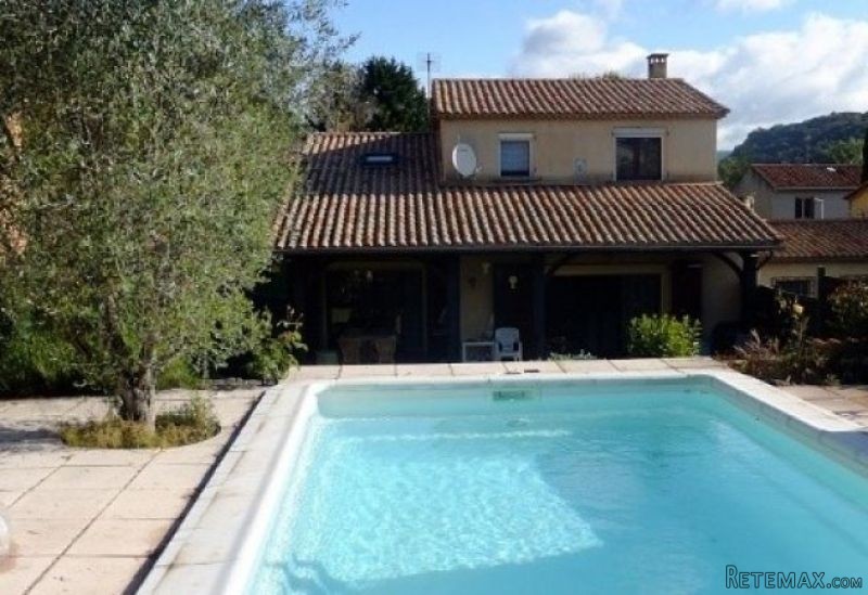 Villa With Garage, Garden And Pool