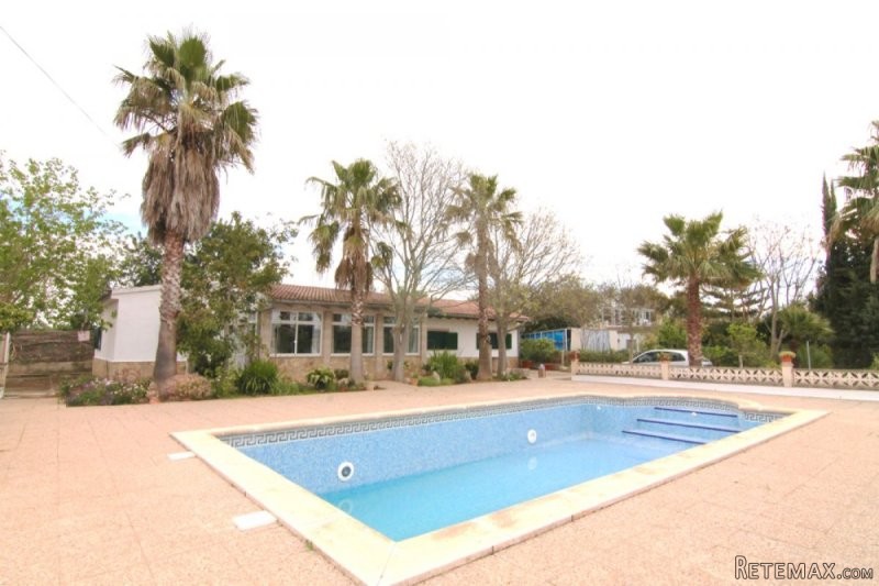 Nice country house with pool in..