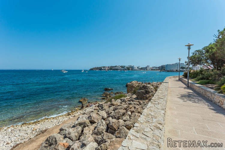 This front-line apartment located in the SUN residential..