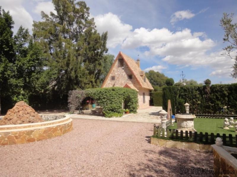 Spectacular country house with pool..