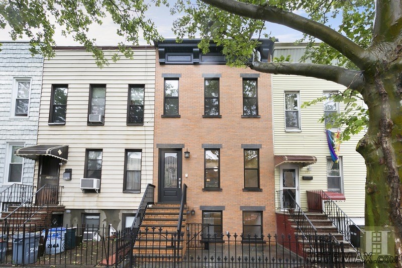 5 bedroom Town House For Sale: 214 29TH..