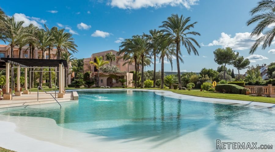Beautiful garden apartment in a quiet gated community of.. - 2