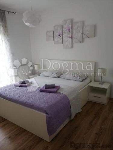 PREKRASNA VILA S BAZENOM - 12