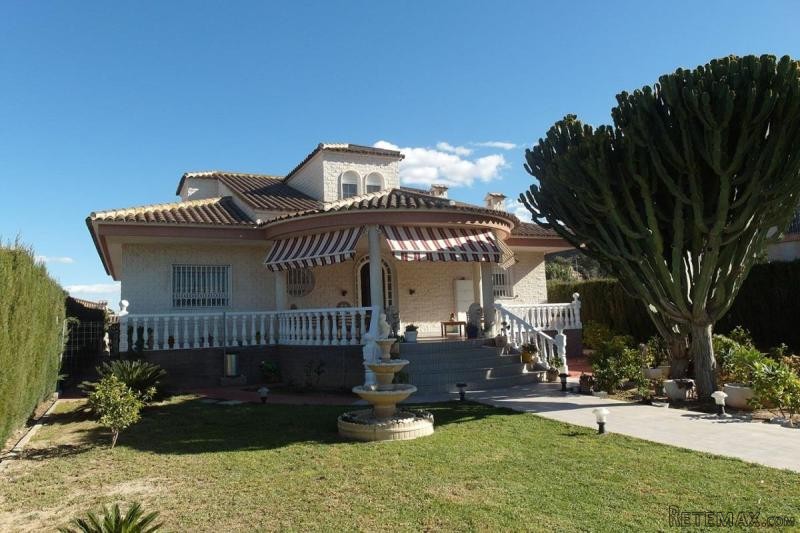 Luxury Detached villa with Swimming..