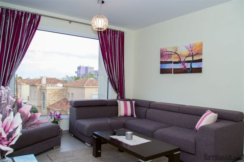 Newish And Modern Two Bedroom Apartment..