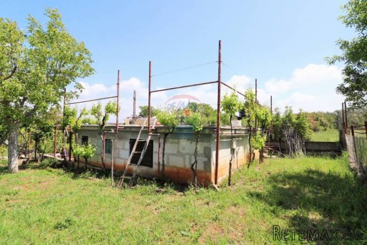 Štinjan, građevinsko zemljište sa priključkom struje i vode - 2