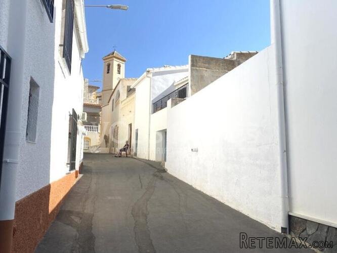 A spacious 3 bed, 1 bath Town House of 160m2 within the.. - 2