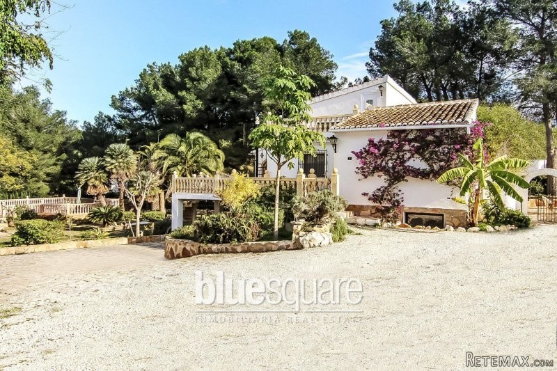 Lovely spacious Villa with 3..