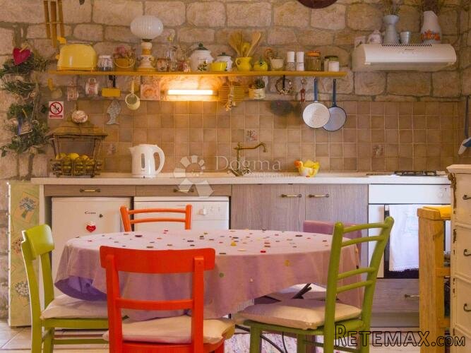 UNIKATNA KAMENA KUĆA NA OTOKU VISU - 2