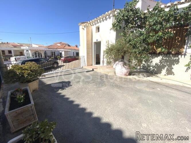 A spacious 3 bed, 1 bath Town House of 160m2 within the.. - 3