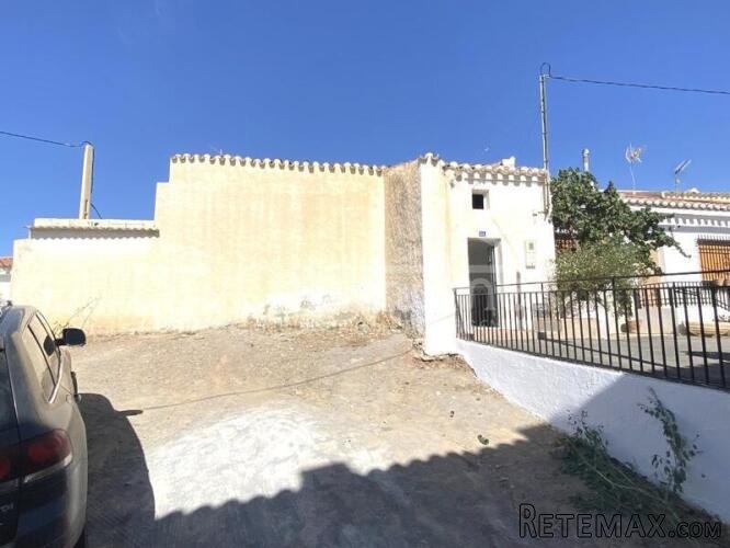 A spacious 3 bed, 1 bath Town House of 160m2 within the.. - 4
