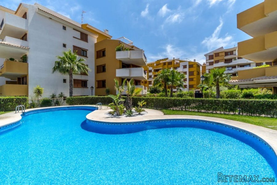 Modern 3rd floor flat with views of the communal garden..