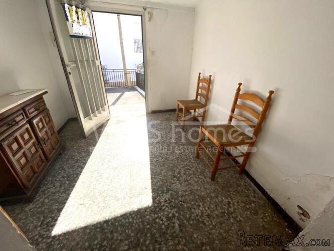 A spacious 3 bed, 1 bath Town House of 160m2 within the.. - 6