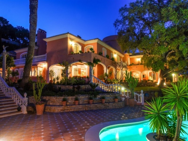 12 Bedroom Villa For Sale Situated In..