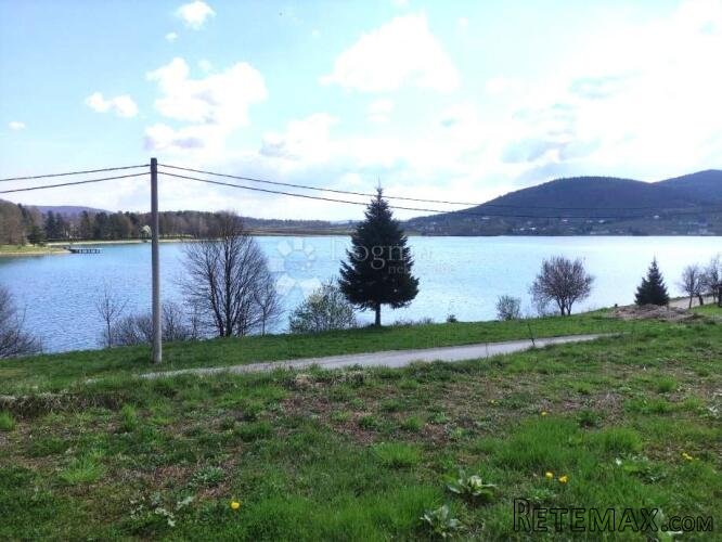Građevinski teren uz samo jezero Sabljake