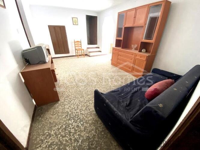 A spacious 3 bed, 1 bath Town House of 160m2 within the.. - 8
