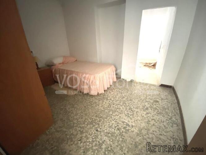 A spacious 3 bed, 1 bath Town House of 160m2 within the.. - 9