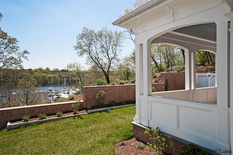 Flat For Sale: 523 E Putnam Avenue Cos..