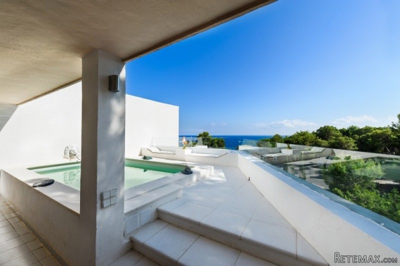 Corner terraced house with sea views in..