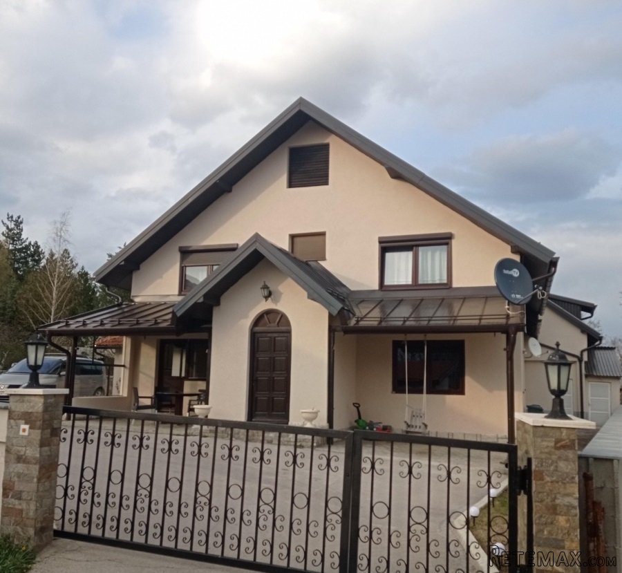 Prodajem stambenu kucu sa pos.prostorom 15km od Zlatibora