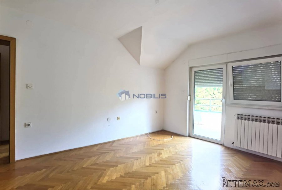 Bjelovar (Centar) 4-sobni stan, 116,75 m2 + 101,33 m2 TAVAN - 2