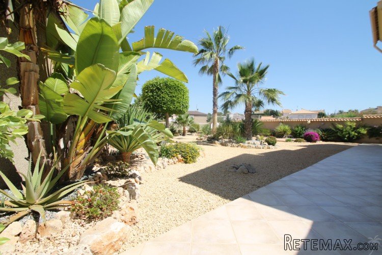 This super luxury detached south facing villa with 5.. - 2