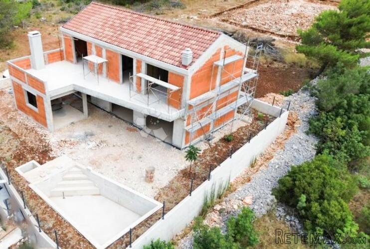 Vila s bazenom u zelenoj oazi - 3
