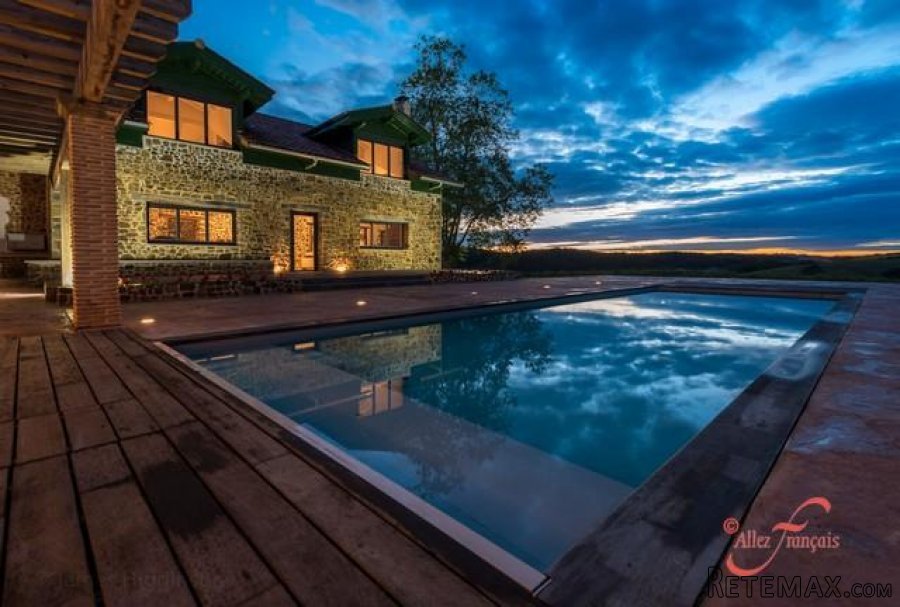 La Bastide Clairence (64) - The "wow" factor. A superb 19th..