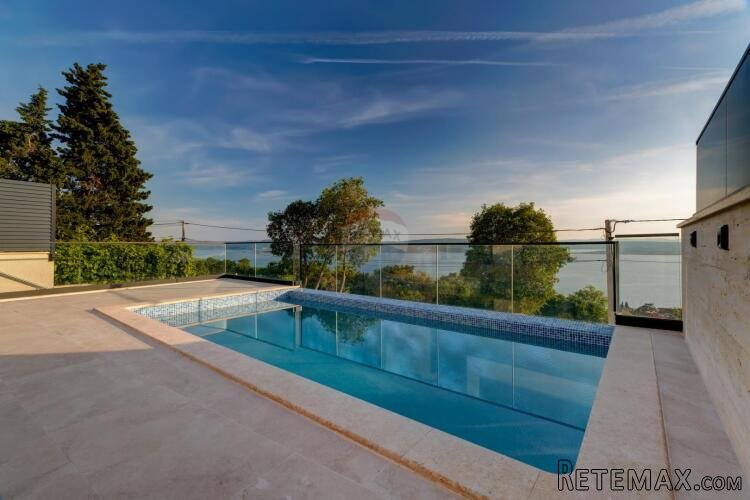 Dramalj, Crikvenica - kuća s bazenom
