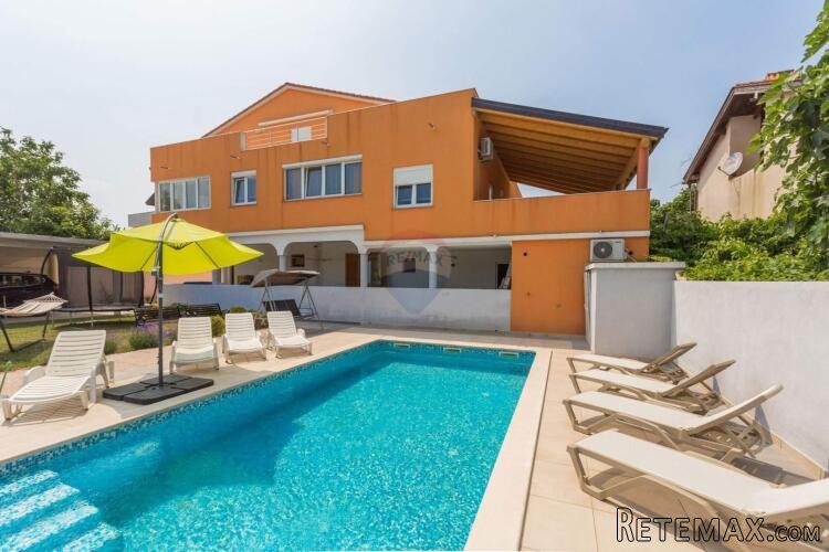 Istra, Medulin, Apartmanska kuća s 7 apartmana i bazenom