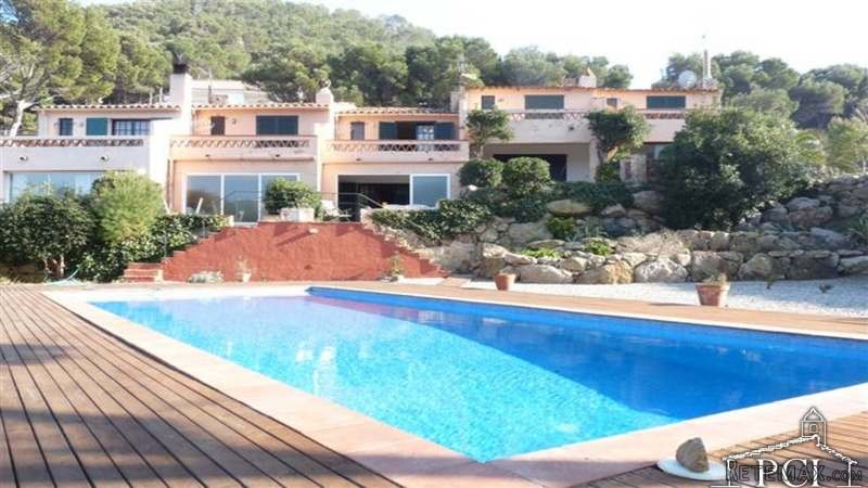 Terraced house with community pool..