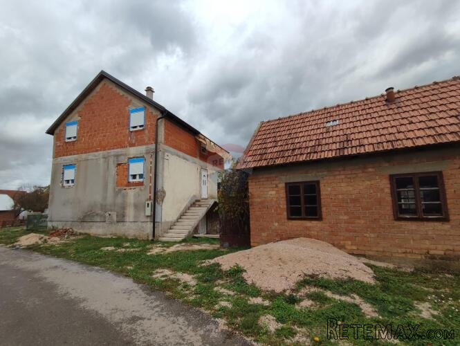 Lika,Brinje, kuće sa zemljištem 37250 m2