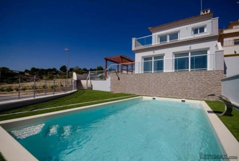 3 Bedroom 3 Bathroom Villa In El..