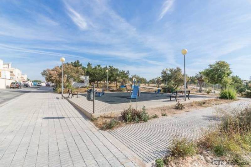 3 Bedroom 2 Bathroom Townhouse In.. - 2