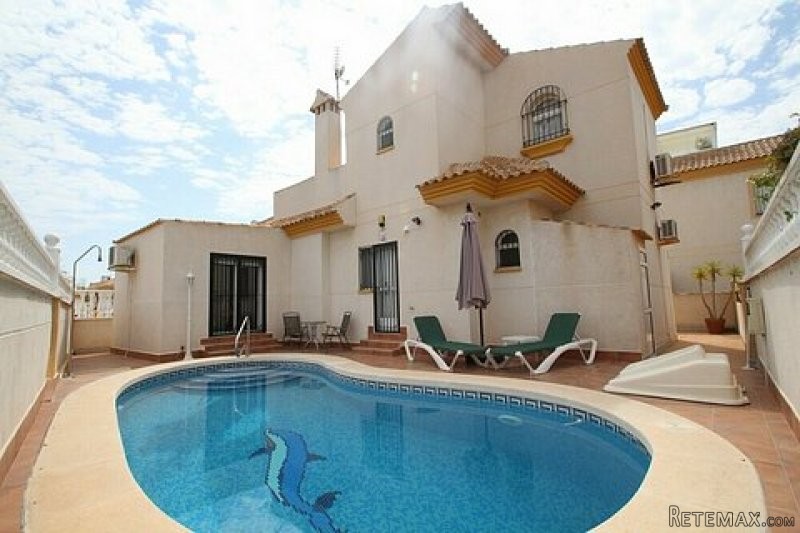 * 3 BED DETACHED VILLA WITH PRIVATE POOL