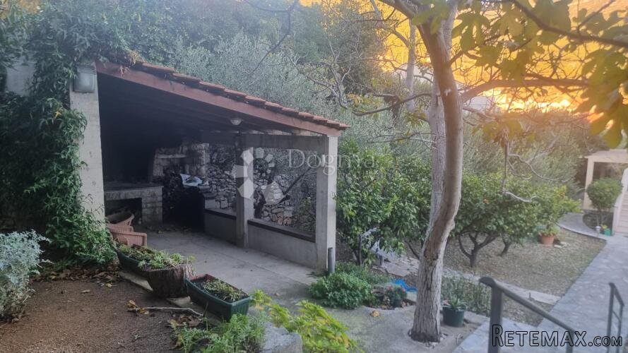 Prostrana kuća s apartmanima na atraktivnoj lokaciji - 2