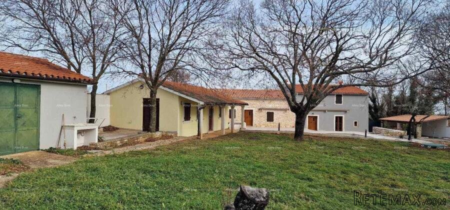 Na prodaju kuća s bazenom i dvorištem – mirno selo kraj Bar.. - 3